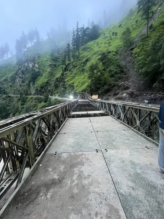 क्या उत्तराखंड में गंगोत्री राष्ट्रीय राजमार्ग पर वैली ब्रिज का निर्माण पूरा हुआ?