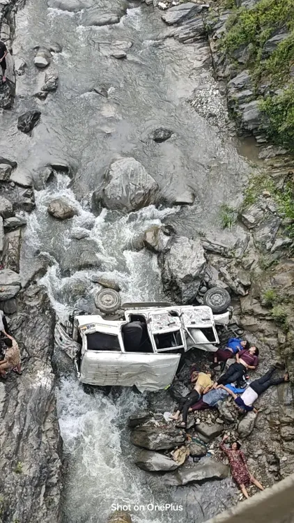 क्या उत्तराखंड के पिथौरागढ़ में मैक्स गाड़ी खाई में गिरी? आठ की मौत, तीन घायल