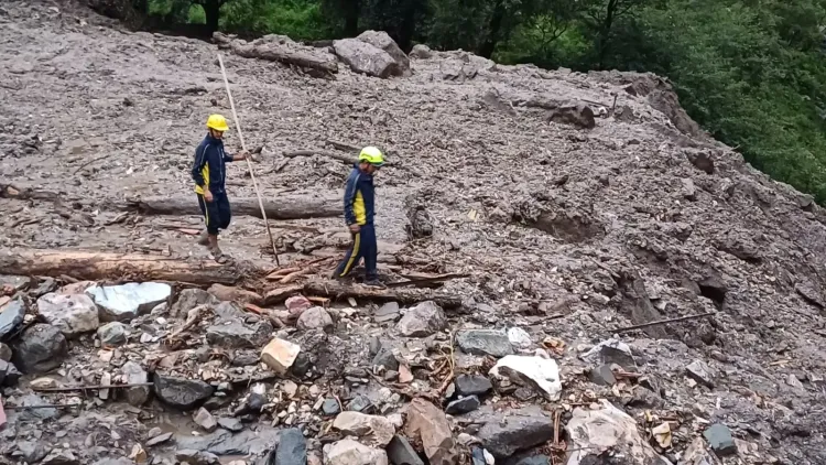 क्या सीएम धामी भूस्खलन की स्थिति पर अधिकारियों के साथ संपर्क में हैं?