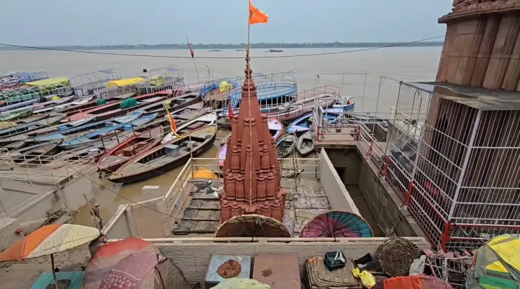 क्या वाराणसी में गंगा के उफान से घाटों पर संकट है?