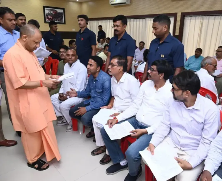 क्या वाराणसी में सीएम योगी का पहला 'जनता दरबार' लोगों की समस्याओं का समाधान करेगा?