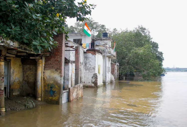 दिल्ली एनसीआर में झमाझम बारिश: क्या यमुना का जलस्तर फिर से बढ़ने के कारण लोग पलायन कर रहे हैं?