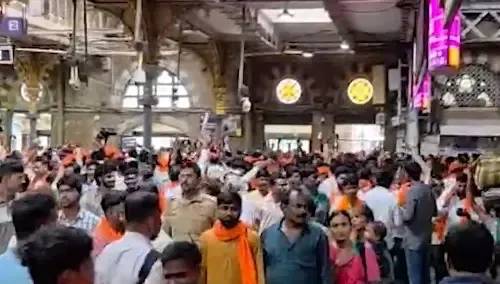 क्या मुंबई के सीएसएमटी स्टेशन पर बढ़ती भीड़ यात्रियों की सुरक्षा पर खतरा बन गई है?