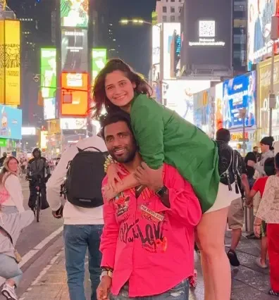 क्या अभिनेत्री आरती सिंह न्यूयॉर्क में पति दीपक चौहान के साथ छुट्टियाँ मना रही हैं?