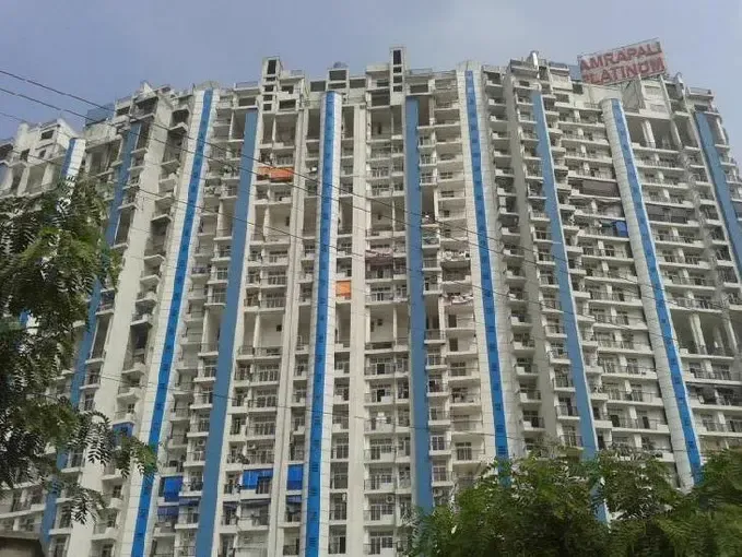क्या नोएडा की आम्रपाली प्लेटिनम सोसायटी में हुई बच्ची के सिर पर ईंट गिरने की घटना ने सुरक्षा को खतरे में डाल दिया?