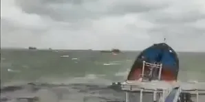 One dead after two Russian oil tankers damaged due to bad weather (Lead) 