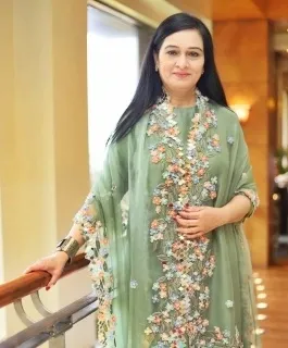 How Does Padmini Kolhapure's Niece Shraddha Kapoor Select Her Film Roles with Family Support?