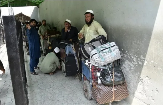 Pakistan Deports Over 850 Afghan Families in One Day