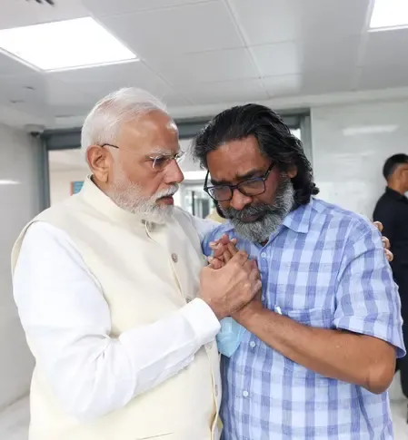 पीएम मोदी ने गंगाराम अस्पताल पहुंचकर शिबू सोरेन को दी श्रद्धांजलि, भावुक हुए सीएम हेमंत सोरेन
