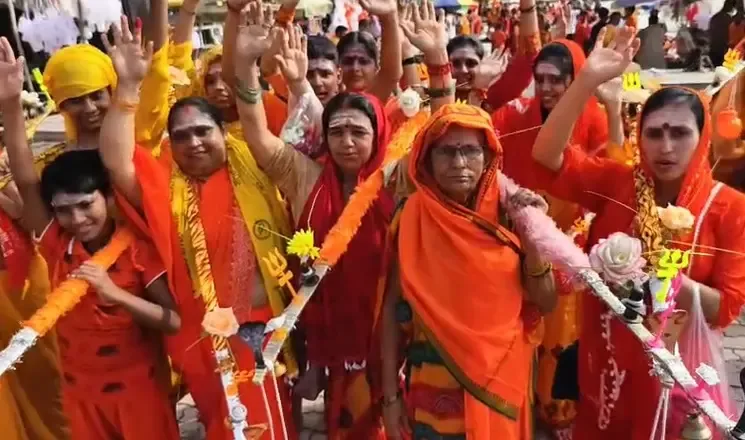 क्या सावन में महिलाओं की अटूट साधना दशाश्वमेध घाट से सोमेश्वर महादेव तक पैदल यात्रा है?