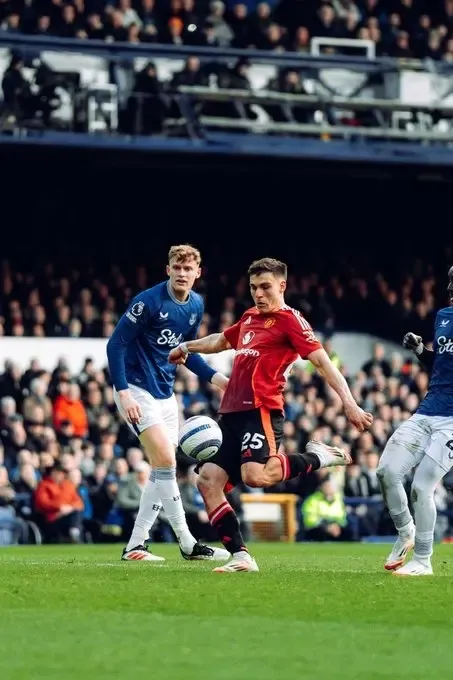 Premier League: Late Rally Secures 2-2 Draw for Man Utd Against Everton