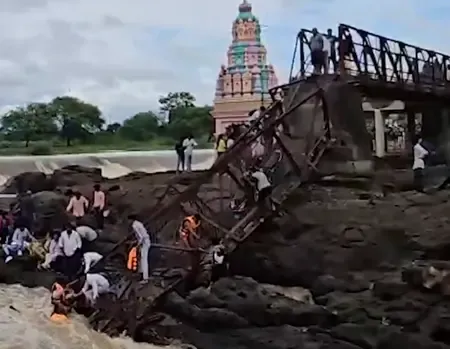 पुणे ब्रिज हादसा : सीएम देवेंद्र फडणवीस ने दिया बचाव अभियान तेज करने का निर्देश, दो की मौत की पुष्टि