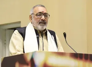 लालू यादव को अपनों के अलावा कोई और नहीं मिलता : गिरिराज सिंह
