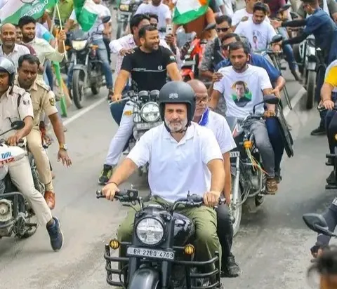 क्या राहुल गांधी ने 'वोटर अधिकार यात्रा' के आठवें दिन बुलेट चलाकर बाइक रैली में भाग लिया?