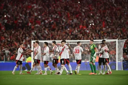 River Plate routs Barracas to reach quarterfinals of Argentine league