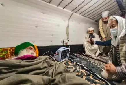 Sonam Wangchuk Engages with Fasting Farmer Leader Dallewal