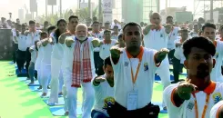 क्या प्रधानमंत्री ने विशाखपत्तनम में 3 लाख लोगों संग योग किया और 'हील इन इंडिया' का मंत्र दिया?
