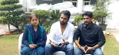 क्या सोनू सूद अपनी बहन के साथ बाढ़ पीड़ितों की मदद के लिए पंजाब पहुंचे?