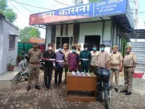 क्या नोएडा में मोबाइल स्नैचिंग गैंग का भंडाफोड़ किया गया? 6 बदमाश गिरफ्तार, अवैध हथियार बरामद