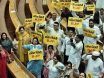क्या 'आप' पार्षदों ने एमसीडी सदन में प्रदर्शन कर भाजपा पर दलितों का हक छीनने का आरोप लगाया?
