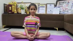 क्या 7 साल की वान्या शर्मा चुटकियों में कठिन आसन कर सकती हैं और दूसरों को योग सिखाती हैं?