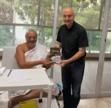 क्या अनुपम खेर ने जैनाचार्य विजय रत्नसुंदरसूरी से किया खास संवाद?