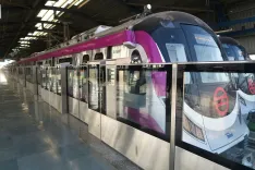 क्या ब्लू लाइन पर बाराखंभा और इंद्रप्रस्थ स्टेशनों के बीच मेट्रो में हो रही है देरी?
