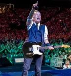 How Did Bruce Springsteen Navigate Fame at His Career Peak?