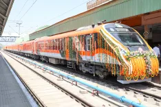Has the Vande Bharat train service between Srinagar and Katra officially commenced operations?
