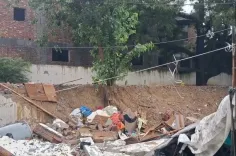 क्या दिल्ली के जैतपुर में बारिश के कारण एक बिल्डिंग की दीवार गिरी?