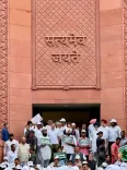 क्या दिल्ली पुलिस ने विपक्षी सांसदों को हिरासत में लिया? राहुल गांधी बोले- यह संविधान बचाने की लड़ाई है