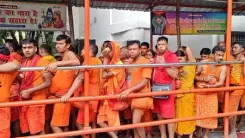 देवघर में सावन के चौथे सोमवार पर जलाभिषेक के लिए श्रद्धालुओं का तांता लगा