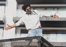 Fan pretends to be delivery boy to enter Shah Rukh Khan’s Mannat, guard has a hilarious reaction