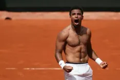 French Open: Fils defies injury to win five-set epic, Zverev advances (Ld)