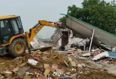 क्या ग्रेटर नोएडा में भनौता में अवैध निर्माण पर बुलडोजर कार्रवाई हुई है?