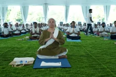 क्या आप जानते हैं अंतरराष्ट्रीय योग दिवस 2025 की थीम 'सर्वे संतु निरामया' के दर्शन में क्या निहित है?