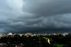 क्या जापान के होकुरिकु क्षेत्र में मूसलधार बारिश ने जनजीवन को प्रभावित किया?