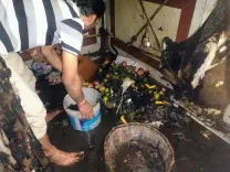 क्या वाराणसी के मंदिर में आरती के दौरान आग लगने से भगदड़ जैसी स्थिति उत्पन्न हुई?