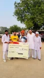 यू मुंबा के कप्तान सुनील कुमार ने बचपन के कोच को सम्मानित किया