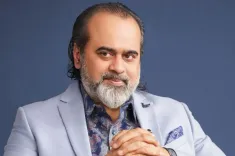 What Makes Acharya Prashant's Insights on Yoga So Praised?