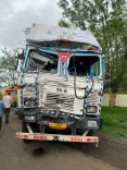 क्या जलगांव में दो ट्रकों की भिड़ंत से चालक की जान गई?