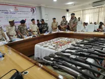 क्या लातेहार में नौ नक्सलियों ने हथियारों के जखीरे के साथ आत्मसमर्पण किया?