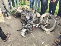 क्या महाराष्ट्र में तेज रफ्तार ट्रक ने मोटरसाइकिल को रौंदा, पिता और बच्चों की मौत?