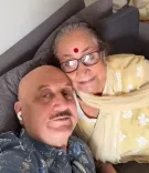 क्या अनुपम खेर ने मां और भाई के साथ दिल छूने वाला वीडियो साझा किया?