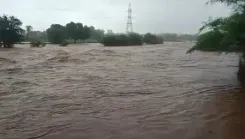 मुंबई से सूरत तक बारिश का कहर : सड़कों पर जलभराव, रायगढ़ में खतरे के निशान को पार हुई कुंडलिका नदी