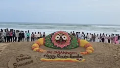 क्या पद्मश्री सुदर्शन पटनायक ने रक्षाबंधन पर भगवान जगन्नाथ की अद्भुत रेत मूर्ति बनाई?