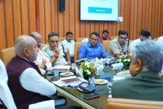 क्या पीएम मोदी के सलाहकार ने संबलपुर में विकास परियोजनाओं की समीक्षा की?