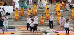 क्या ऋषिकेश के गंगा तट पर योगासन के आयोजन से विश्व में योग का वर्चस्व बढ़ रहा है?