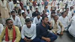 क्या राबड़ी देवी के आवास पर टिकट मांगने पहुंचे राजद कार्यकर्ता?
