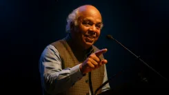 क्या राहत इंदौरी बनना इतना आसान था? साइन बोर्ड से महफिल तक उनकी पहचान कैसे बनी?